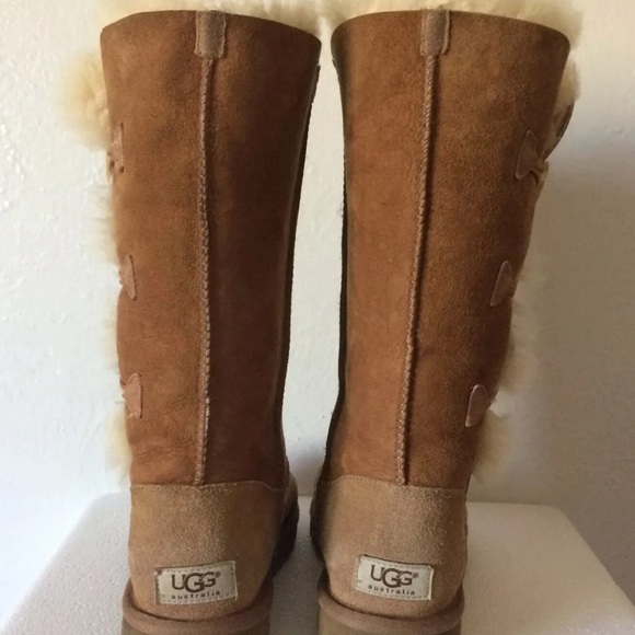 UGG Australia BAILEY BUTTON TRIPLET Suede Sheepskin Boot CHESTNUT Suede 6 US - Picture 2 of 9